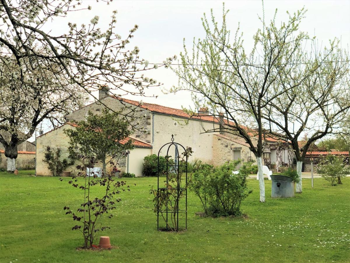 Bed and Breakfast Du Côté de l'Ombrière Geay  Exterior foto