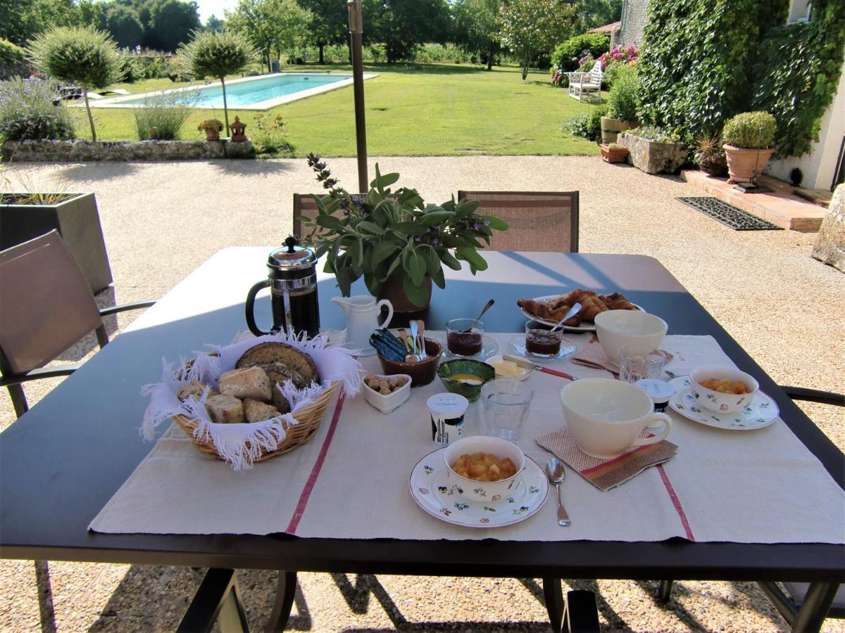 Bed and Breakfast Du Côté de l'Ombrière Geay  Exterior foto